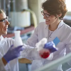 Ile zarabia pracownik laboratorium? Diagnosta, technik pełne stawki.