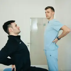 Fizjoterapeuta ocenia plecy okrągłe pacjenta.