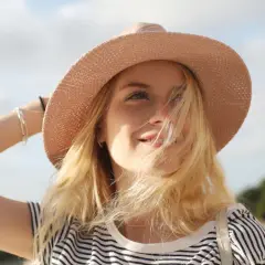 Idealny kapelusz na lato: Trendy, stylizacje i ochrona przed słońcem