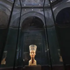 Brama do historii w Neues Museum: słynne popiersie Nefretete w szklanej gablocie, odbijające się w ścianach.