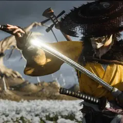 Ein Samurai mit Maske und gelbem Gewand zieht sein glänzendes Schwert. Ein Ausblick auf Ghost of Tsushima 2.