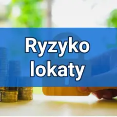 Stosy monet i dłoń trzymająca kartę, na niebieskim tle napis "Ryzyko lokaty".