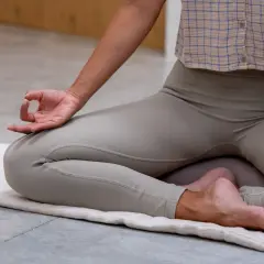 Persona meditando en postura de loto, explorando qué es el tantra yoga.