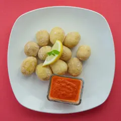 Papas arrugadas, małe ziemniaczki w mundurkach, z cytryną i pikantnym sosem mojo.