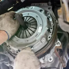 Mechanik wymienia sprzęgło. Uszkodzony wysprzęglik objawy mogą być różne, ale ten element jest kluczowy dla działania skrzyni biegów.