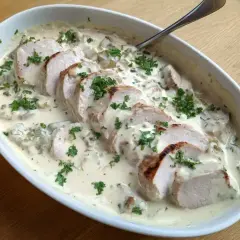 Skivad ytterfile i ugn, serverad i en krämig svampsås med färsk persilja. En riktig klassiker!
