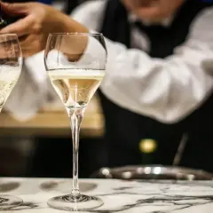 Szukasz czym zastąpić prosecco? Bąbelki w kieliszku, nalewane z butelki, tworzą elegancką atmosferę.