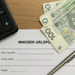Formularz "Wniosek urlopowy" z długopisem, banknotami 100 zł i kalkulatorem. Czy na umowie zlecenie jest urlop? Sprawdź!