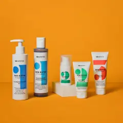 Fem produkter från Apotekets Ren Rutin-serie för fet och oren hud, inklusive gel, ansiktsvatten, serum, fuktkräm och peeling.