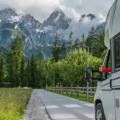 Wspaniała podróż kamperem po Polsce! Widok na góry i lasy zapiera dech w piersiach. Kciuk w górę na znak udanej wyprawy!
