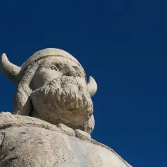 Staty av en viking med hornförsedd hjälm och yvigt skägg, en del av rollistan i Vikings.