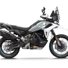 Una moto de aventura blanca y plateada, modelo 1000MTX de CF Moto, lista para explorar.