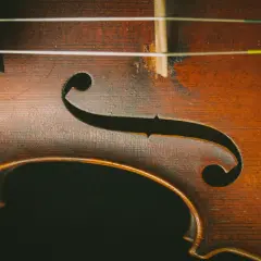 Część skrzypiec nad którą umieszczone są struny - klucz do gry na instrumencie