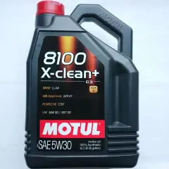 Czarna bańka oleju silnikowego Motul 8100 X-clean+ 5W30 na białym tle.