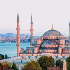 Impresionante mezquita con seis minaretes y cúpulas, bañada por la luz dorada del atardecer. Un paisaje de **estambul fotos bonitas** que te transporta a otra época.