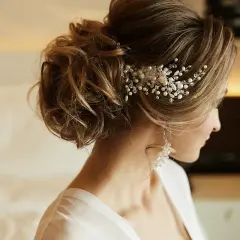 Eleganckie upięcie z perłowym dodatkiem, idealne pomysły na fryzurę ślubną.