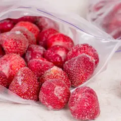 Mrożone truskawki w woreczku, gotowe do przechowywania. Idealny sposób, jak mrozić truskawki, by cieszyć się nimi przez cały rok.