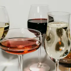 Pięć kieliszków z winem: białym, różowym, czerwonym, musującym i bursztynowym. Idealne na wieczór z winem **nero di troia**.