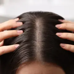 Peeling enzymatyczny do skóry głowy jak używać, by uniknąć problemów z łupieżem