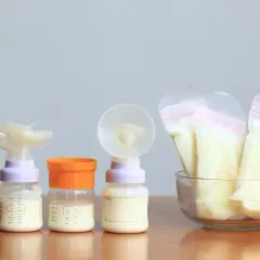 Biberon e sacchetti per la conservazione del latte materno, strumenti essenziali per la produzione latte materno.