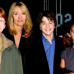 J.K. Rowling z młodymi aktorami: Rupertem Grintem, Danielem Radcliffe'em i Emmą Watson. Hermiona i Harry wyglądają na szczęśliwych.