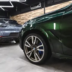 Błyszczące, zielone BMW i szare Porsche w garażu. Detailing co to? To dbałość o każdy szczegół, by auta lśniły jak nowe.