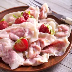 Pyszne pierogi z truskawkami, jak u babci! Idealne na letni deser.