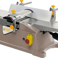 Une dégauchisseuse FAR TOOLS, machine à bois avec tables métalliques, guide réglable et boutons de commande jaunes et rouges.