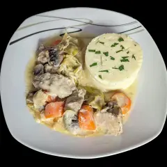 Blanquette de veau cocotte minute, tendre et savoureuse, servie avec une purée de pommes de terre onctueuse.