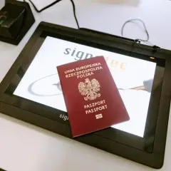 Polski paszport na ekranie tabletu. Czy do Austrii potrzebny jest paszport? Tak, jeśli nie jesteś obywatelem UE.