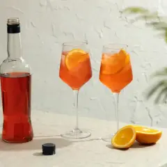 Idealny aperitivo z czym pić? Dwa drinki z pomarańczą i butelka czerwonego likieru.