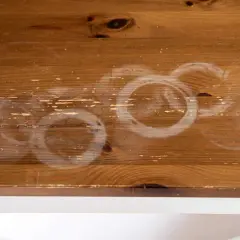 Cercles blancs sur bois : une tache de chaleur laissée par une tasse chaude.