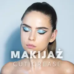 Modelka z błękitnym makijażem oczu w stylu cut crease, z wyraźną kreską eyelinera.