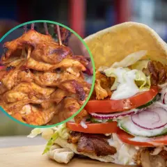 Domowy kebab z soczystym mięsem drobiowym, warzywami i sosem w picie.