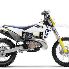 Biały motocykl Husqvarna 250 2t z niebieskim siedzeniem i żółtymi akcentami, gotowy na terenowe wyzwania.