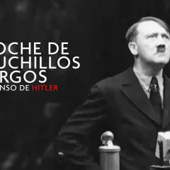 Adolf Hitler en un discurso, con el texto "LA NOCHE DE LOS CUCHILLOS LARGOS: EL ASCENSO DE HITLER" superpuesto.