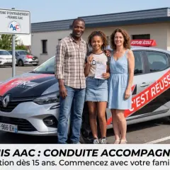 Famille souriante devant une voiture d'auto-école CER, prête pour la conduite accompagnée. La jeune fille tient sa clé et son attestation.