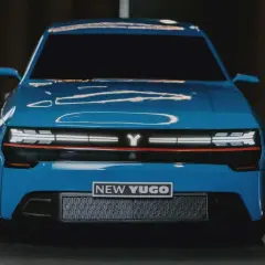 En blå, modern yugo bil med en Y-logotyp och texten "NEW YUGO" på fronten.