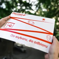 Ręce trzymają białą kopertę Pocztex z czerwonymi liniami i ikonami. Napis "Do wyboru, do odbioru" sugeruje opcje dostawy.