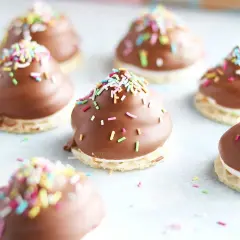 Chokladöverdragna marängbottnar med strössel. Ett mums mums recept som passar alla.