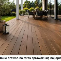 Piękny, drewniany taras z meblami ogrodowymi. Zastanawiasz się, jakie drewno na taras sprawdzi się najlepiej?
