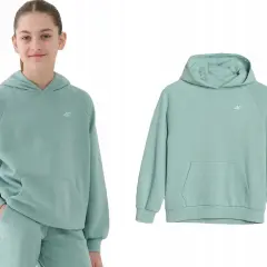 Dziewczynka w miętowej bluzie oversize z kapturem i kieszenią kangurką. Obok bluza bez modelki.