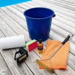 Allt för att rengöra gasolgrill: hink, borstar, svamp, papper och rengöringsolja.