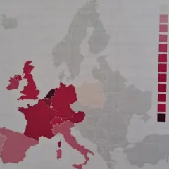 Mapa Europy z zaznaczonymi krajami i procentowym spadkiem wyznawców chrześcijaństwa. Największy spadek w Holandii (-82%), najmniejszy w Polsce (-22%).