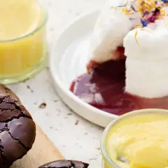 Des desserts délicieux : île flottante, crème anglaise et brownies. Parfait pour savoir que faire avec des blancs d'œufs !