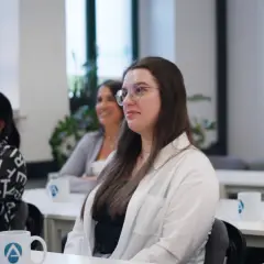 Teilnehmer einer heilpraktiker ausbildung berufsbegleitend lauschen aufmerksam einem Vortrag.