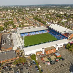 Widok z lotu ptaka na Selhurst Park, stadion Crystal Palace, otoczony zabudową mieszkalną.