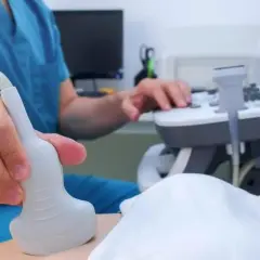 Lekarz wykonuje USG jamy brzusznej, badanie kluczowe dla diagnostyki trzustki.