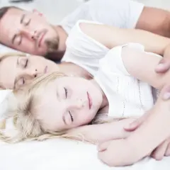 Rodzina śpi razem. Dobry sen jest ważny dla zdrowia, także przy cukrzycy.
