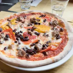 Ile kalorii ma pizza? Sprawdź kaloryczność i poznaj triki